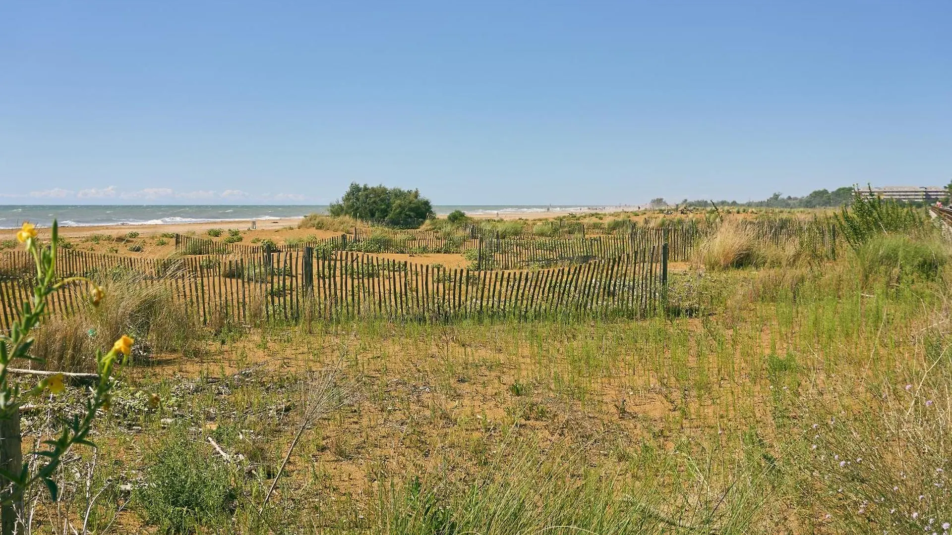 Beachfront Condo Sea View - Airco - Covered Private Parking - Beach Place Bibione 0*,  Italy