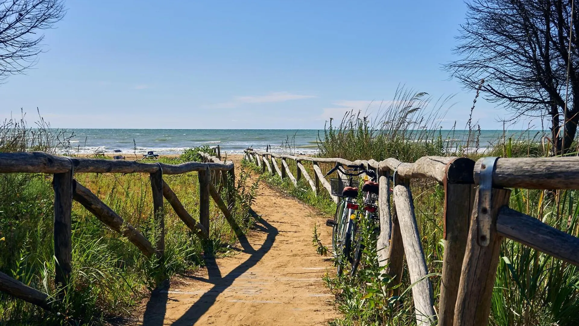 Beachfront Condo Sea View - Airco - Covered Private Parking - Beach Place Bibione Apartment