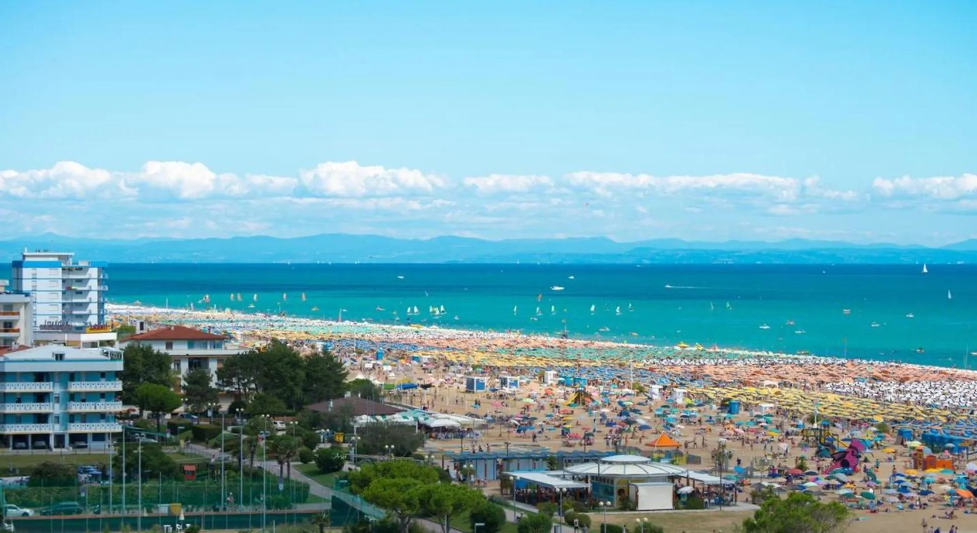 Beachfront Condo Sea View - Airco - Covered Private Parking - Beach Place Bibione Italy