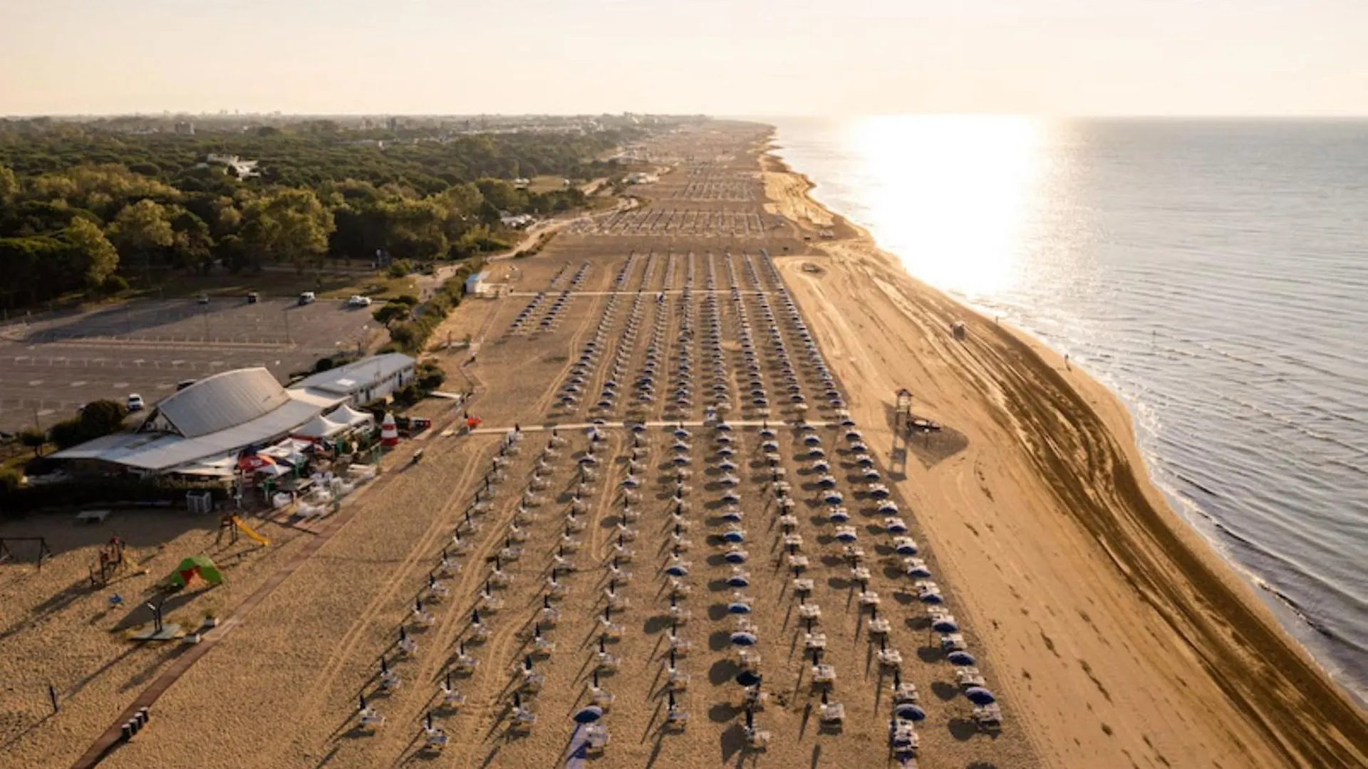 Beachfront Condo Sea View - Airco - Covered Private Parking - Beach Place Bibione