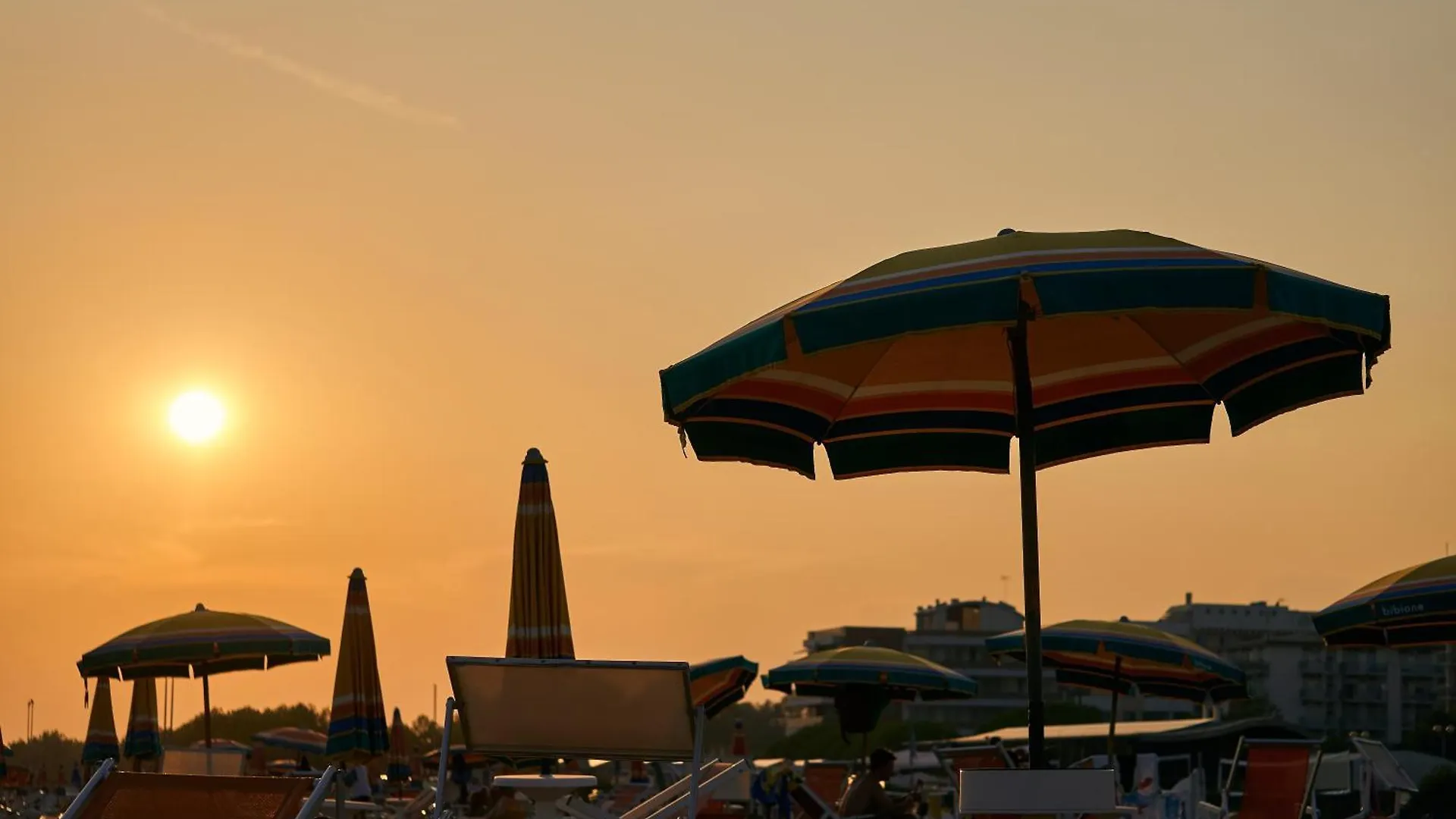 Beachfront Condo Sea View - Airco - Covered Private Parking - Beach Place Bibione