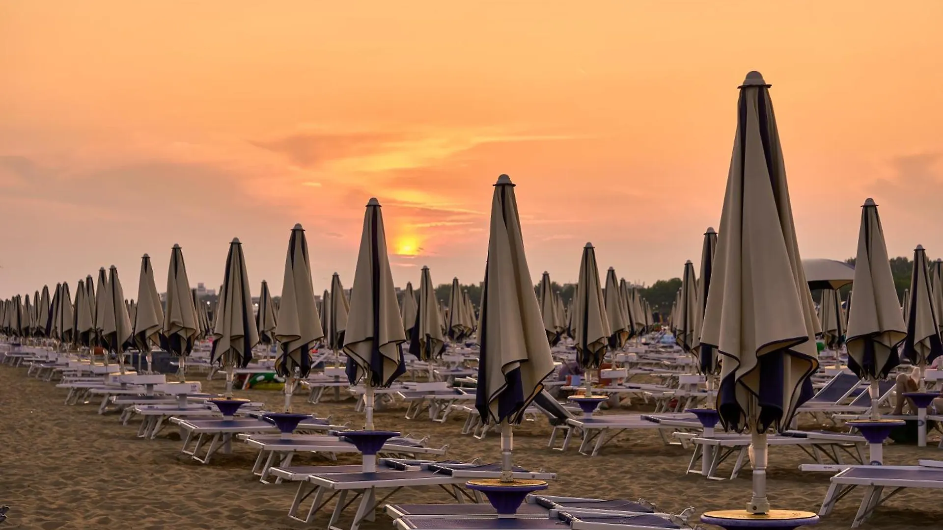 Apartment Beachfront Condo Sea View - Airco - Covered Private Parking - Beach Place Bibione